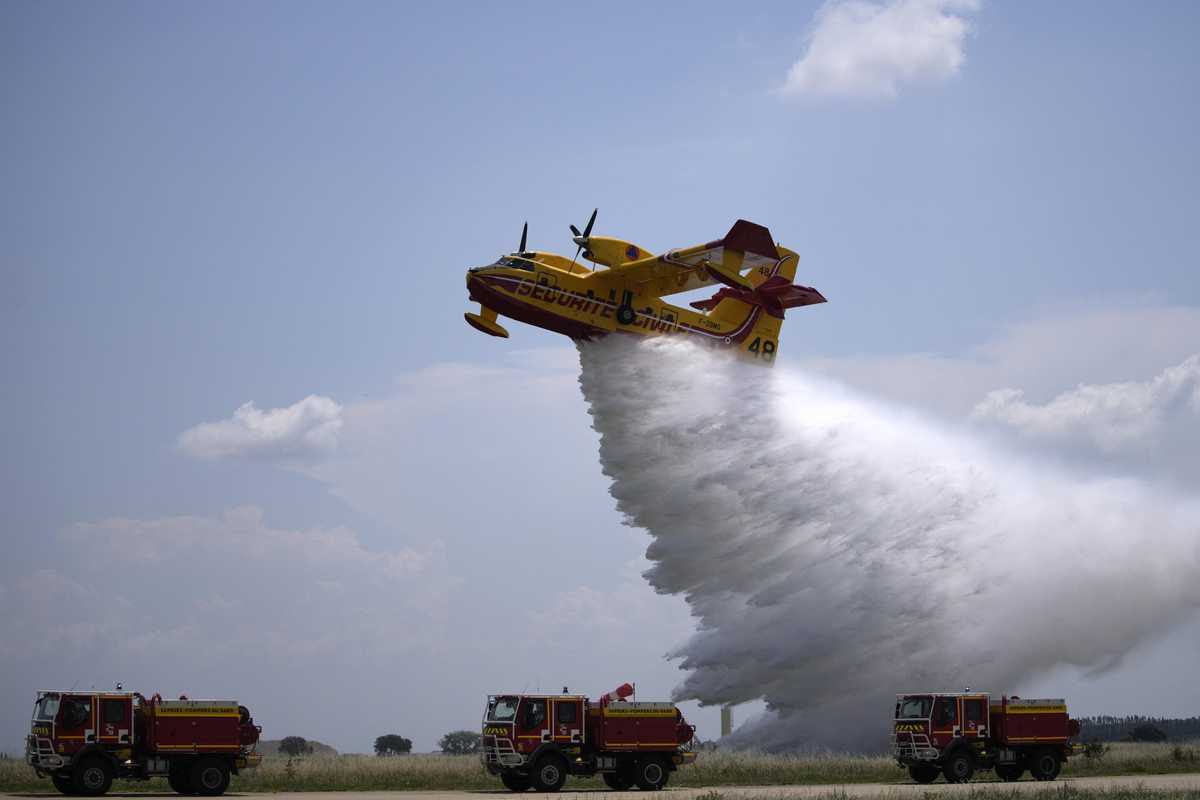 Secretati i contratti per i Canadair. Bruxelles così replica lo schema vaccini