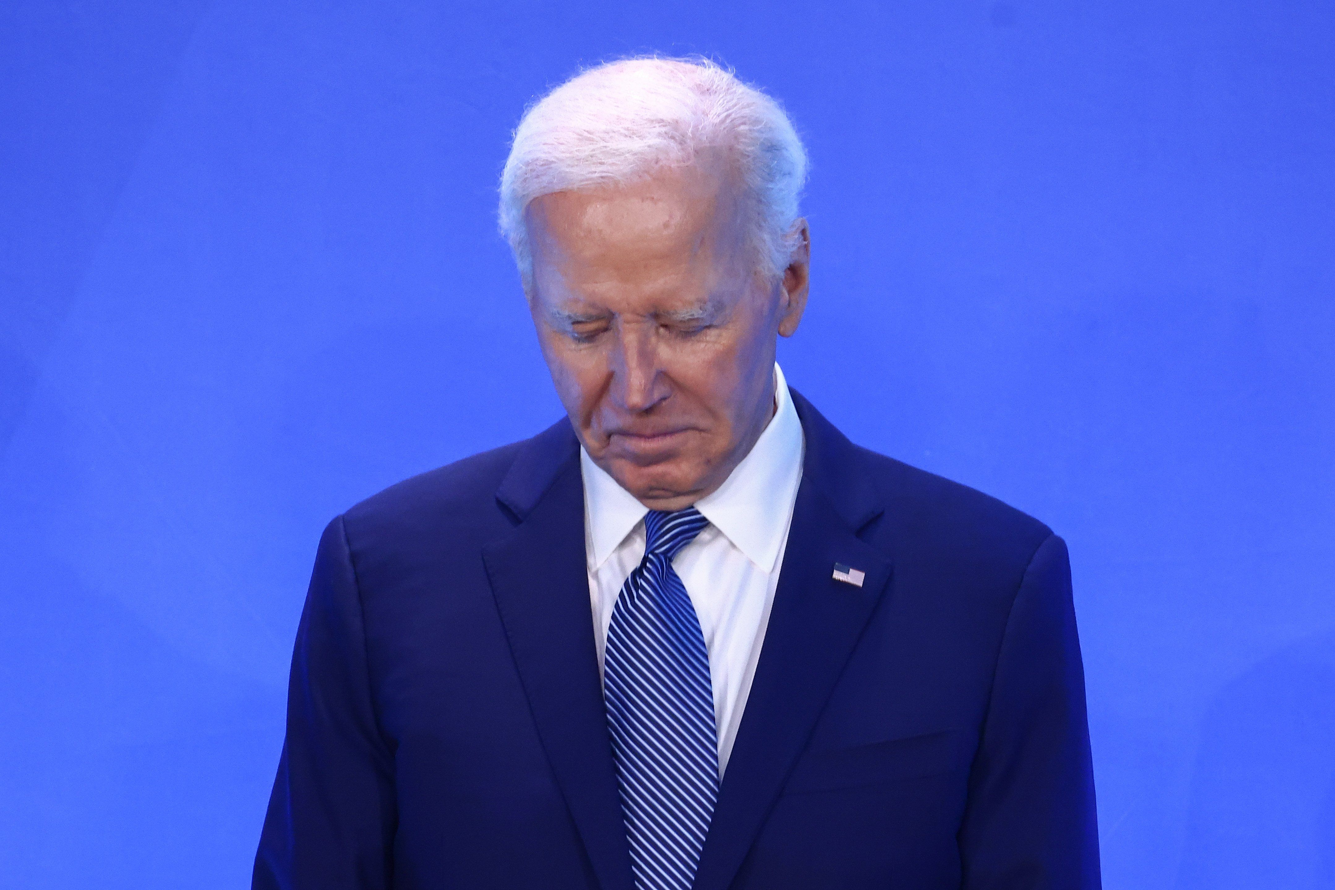 Biden non molla ma ha ancora le traveggole