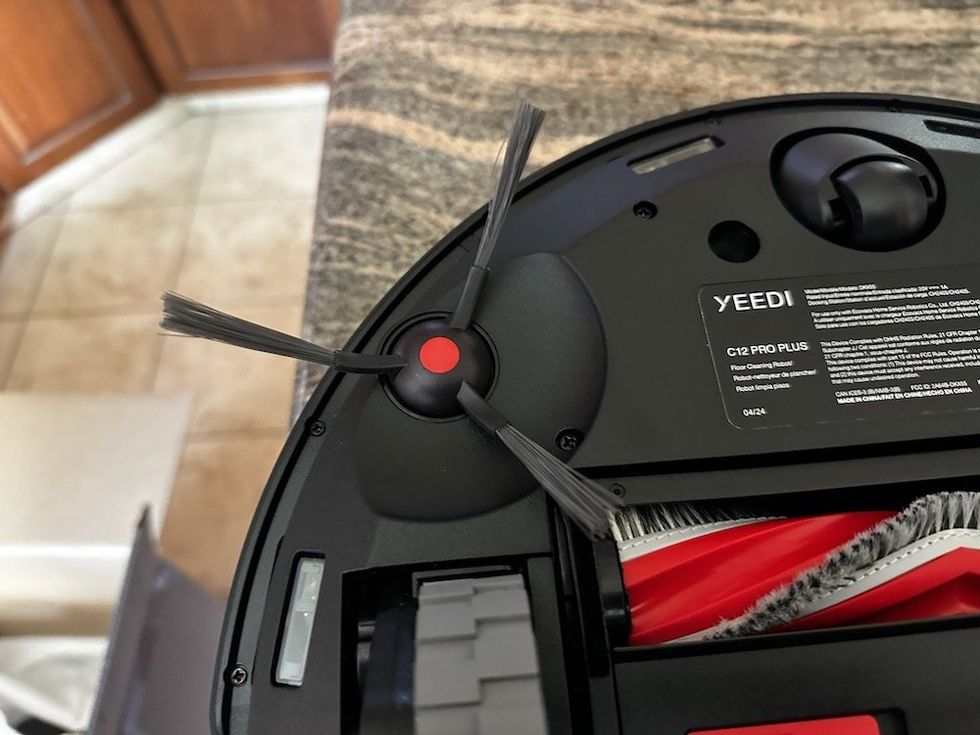 a photo of the side brush on the Yeedi C12 Pro Plus robot vacuum