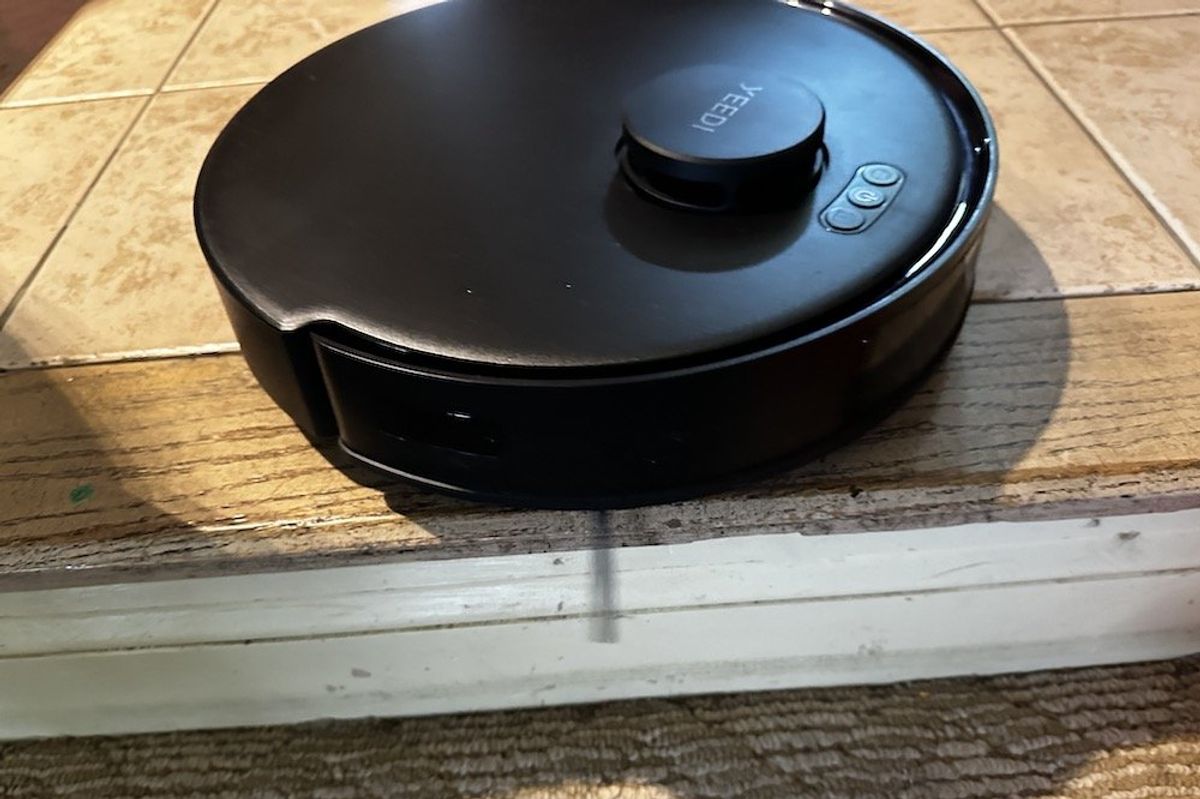 a photo of Yeedi C12 Pro Plus robot vacuum cleaning near the edge.