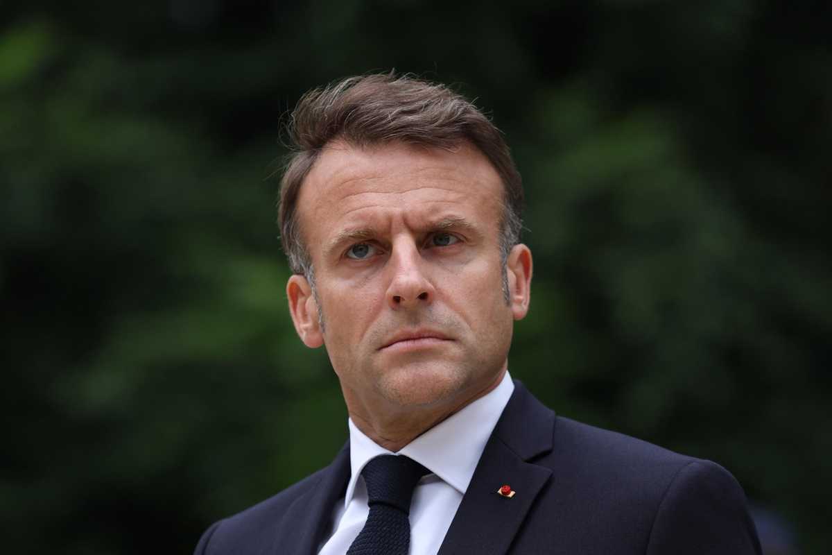 Macron va al vertice Nato con un Paese in crisi di nervi. Nuova indagine per Le Pen