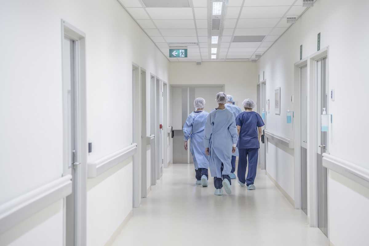 Arrestati i capi di tre coop: «Mandavano negli ospedali dei medici non specializzati»