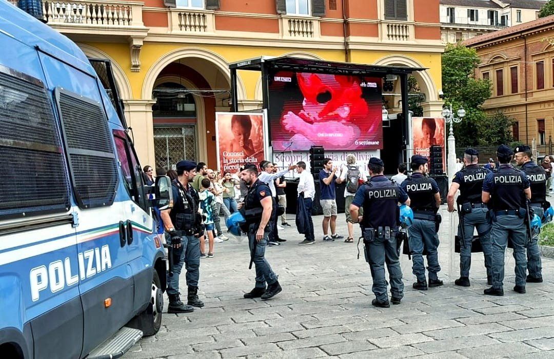 Sinistra impazzita a Bologna. Insulti e boicottaggi al film sulla bimba che nasce