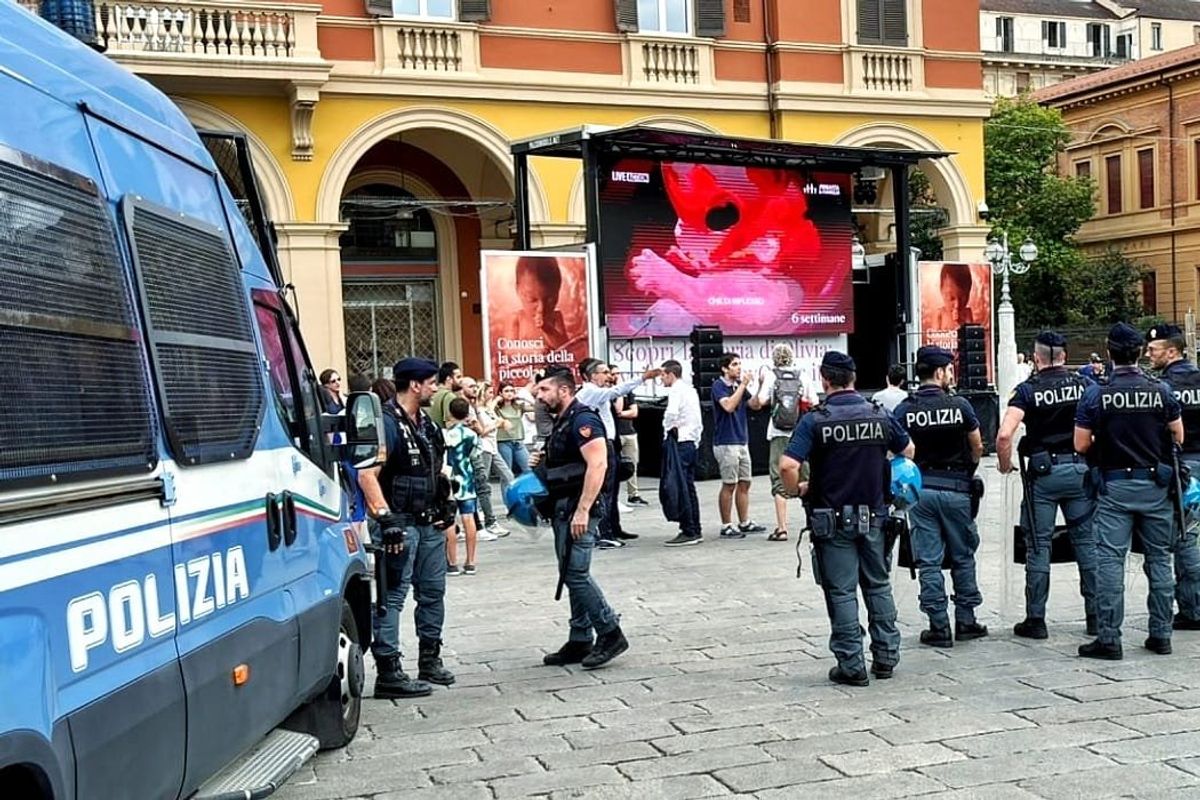Sinistra impazzita a Bologna. Insulti e boicottaggi al film sulla bimba che nasce