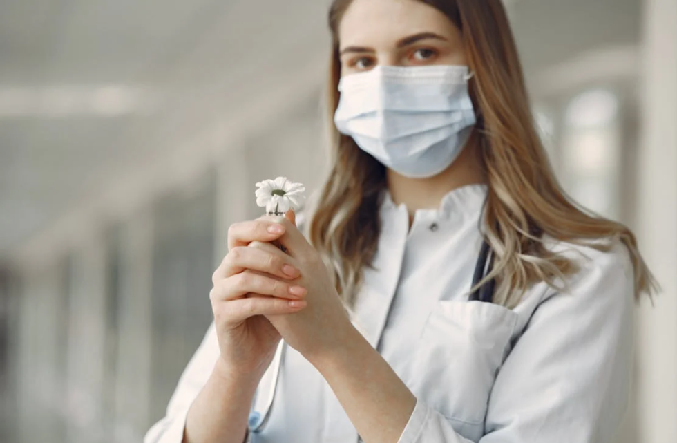 Hospice nurse who's seen a hundred people die shares the one regret her patients always have