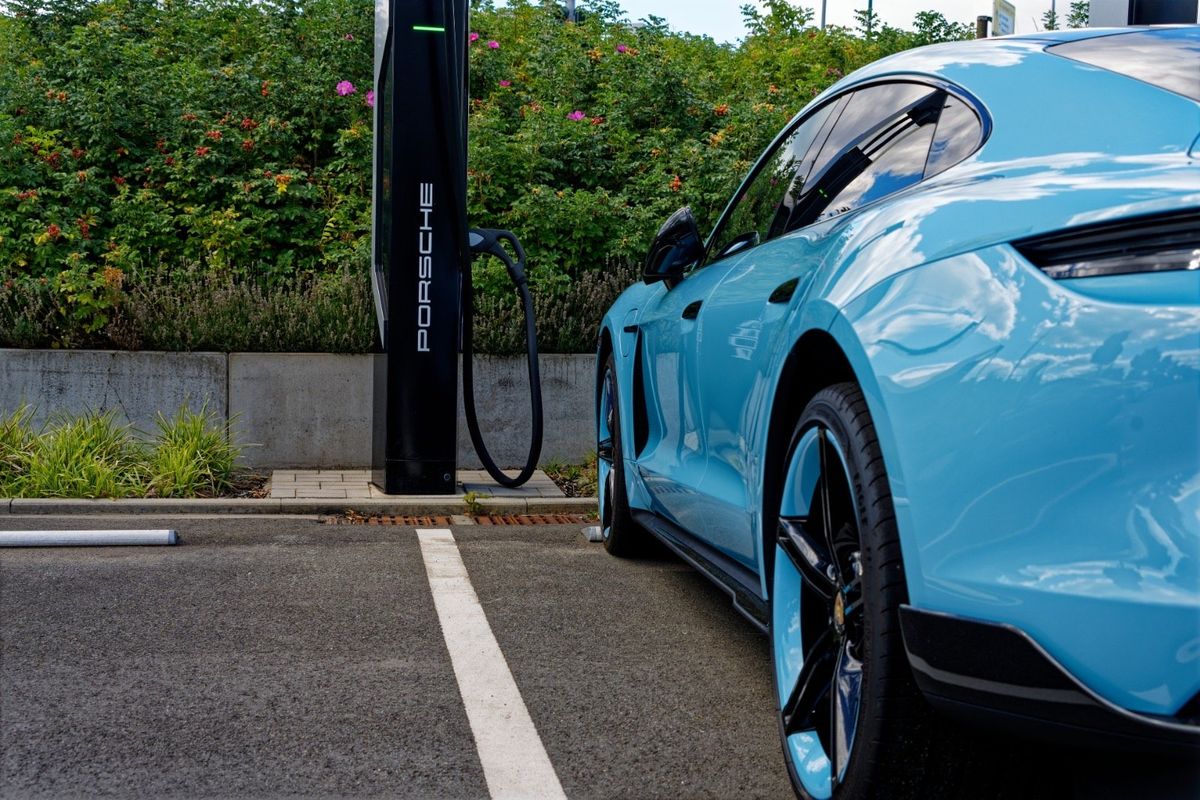 Senza alluminio Porsche finisce in testacoda