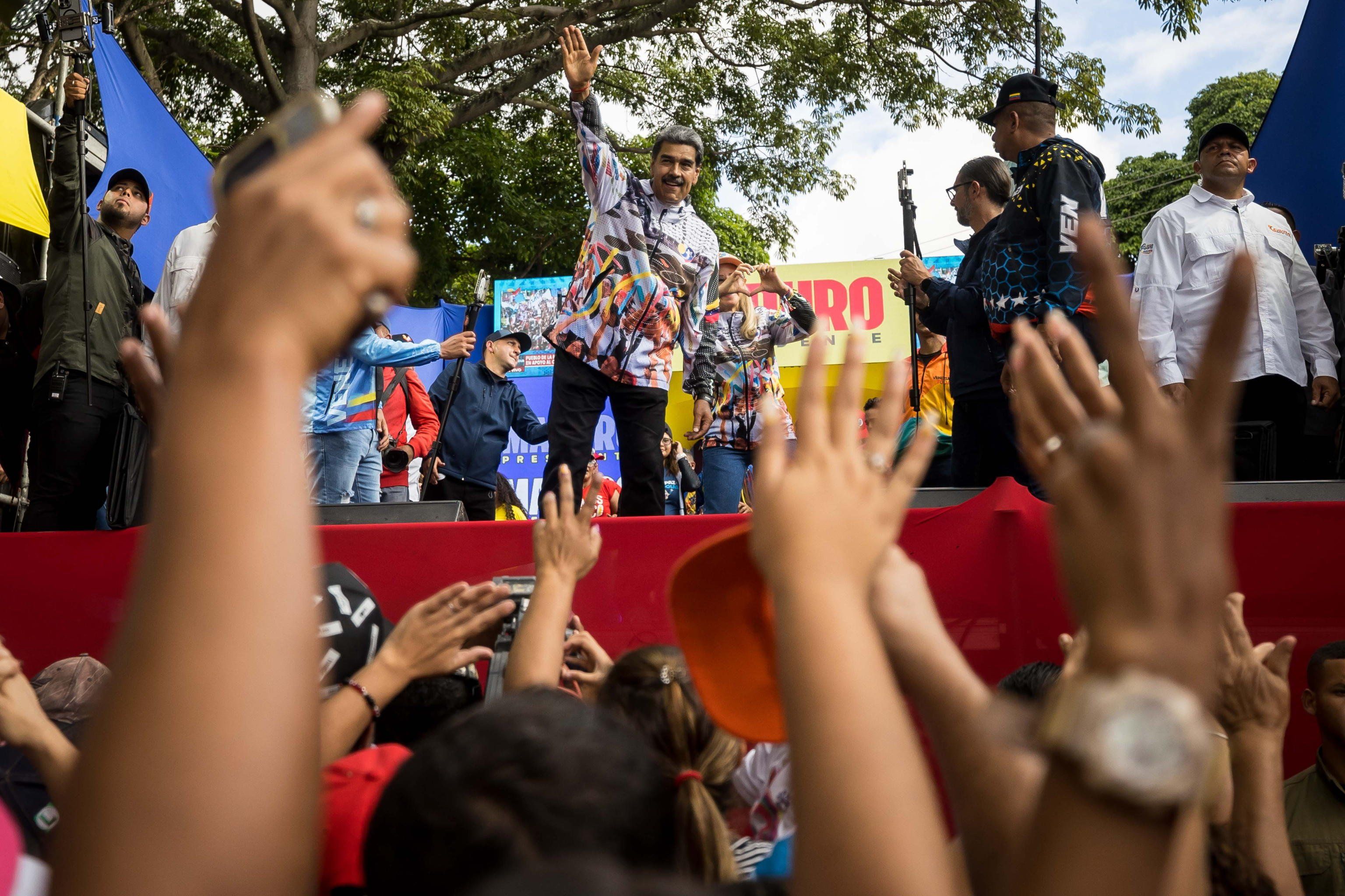 Venezuela al voto in un clima di odio. Maduro pronto al «bagno di sangue»
