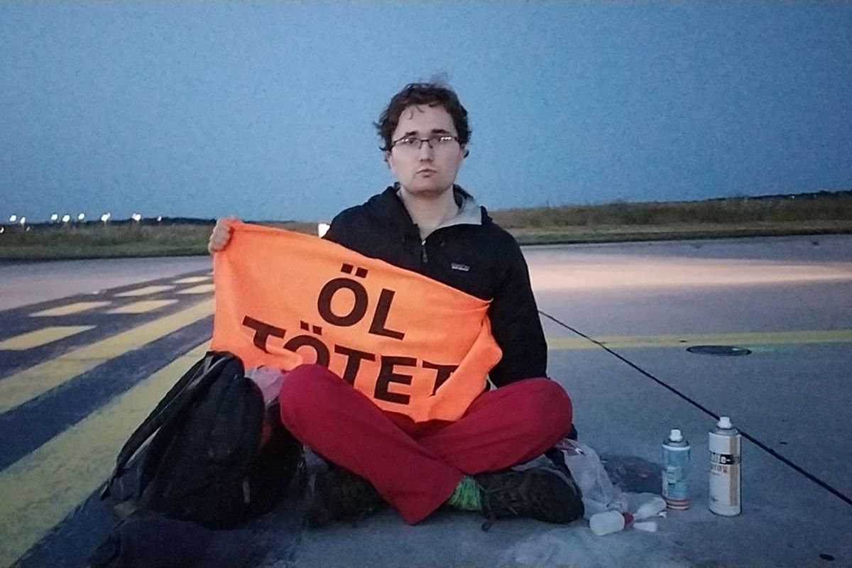 Aeroporto bloccato. I teppisti green hanno alzato il tiro: è ora di fermarli