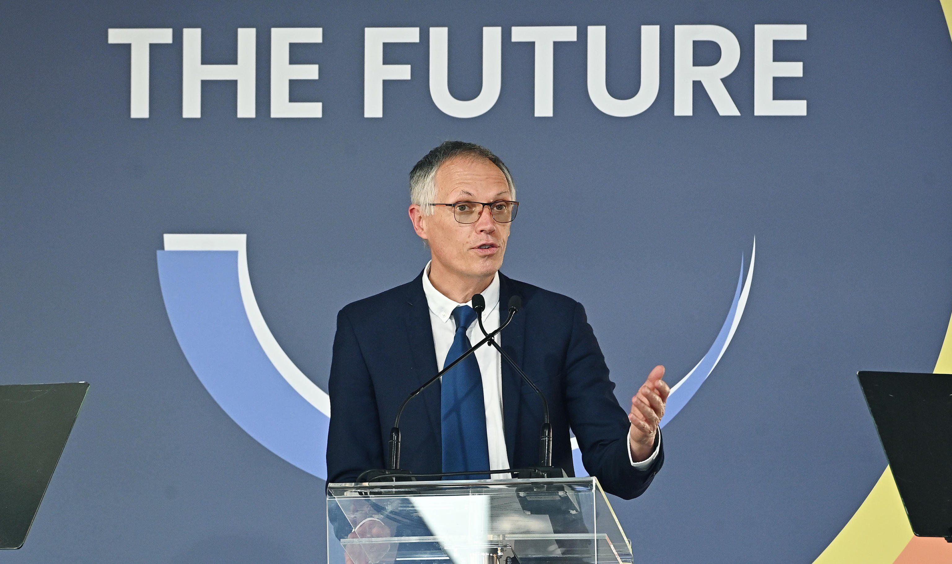 Stellantis va in rosso con l’elettrico e vende il gioiellino dei robot Comau