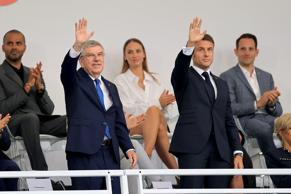 Aperte le macroniadi mentre la Francia sprofonda nel caos