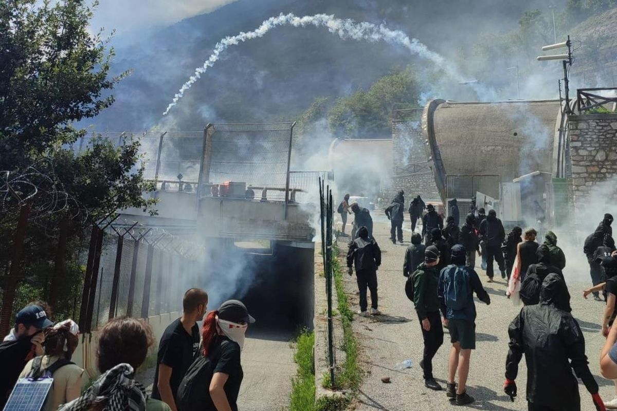 I No Tav tornano armati di bombe. Poliziotto ferito in Val di Susa