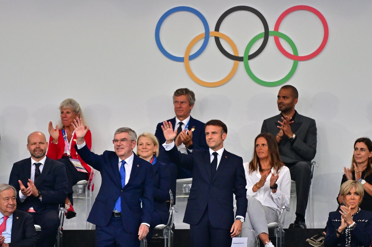 Le Macroniadi gay sfregiano fede cristiana e buon gusto