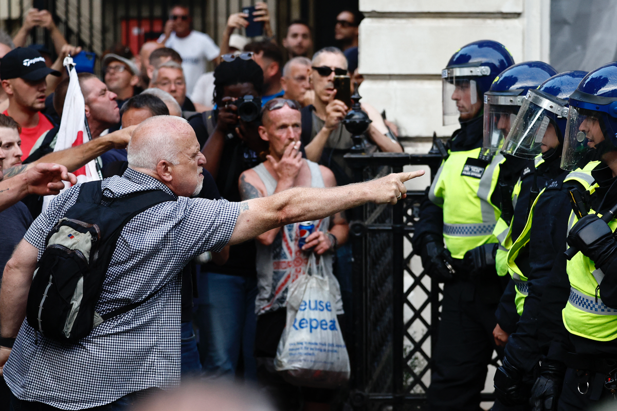 Strage di Southport, infuria la protesta anti immigrati