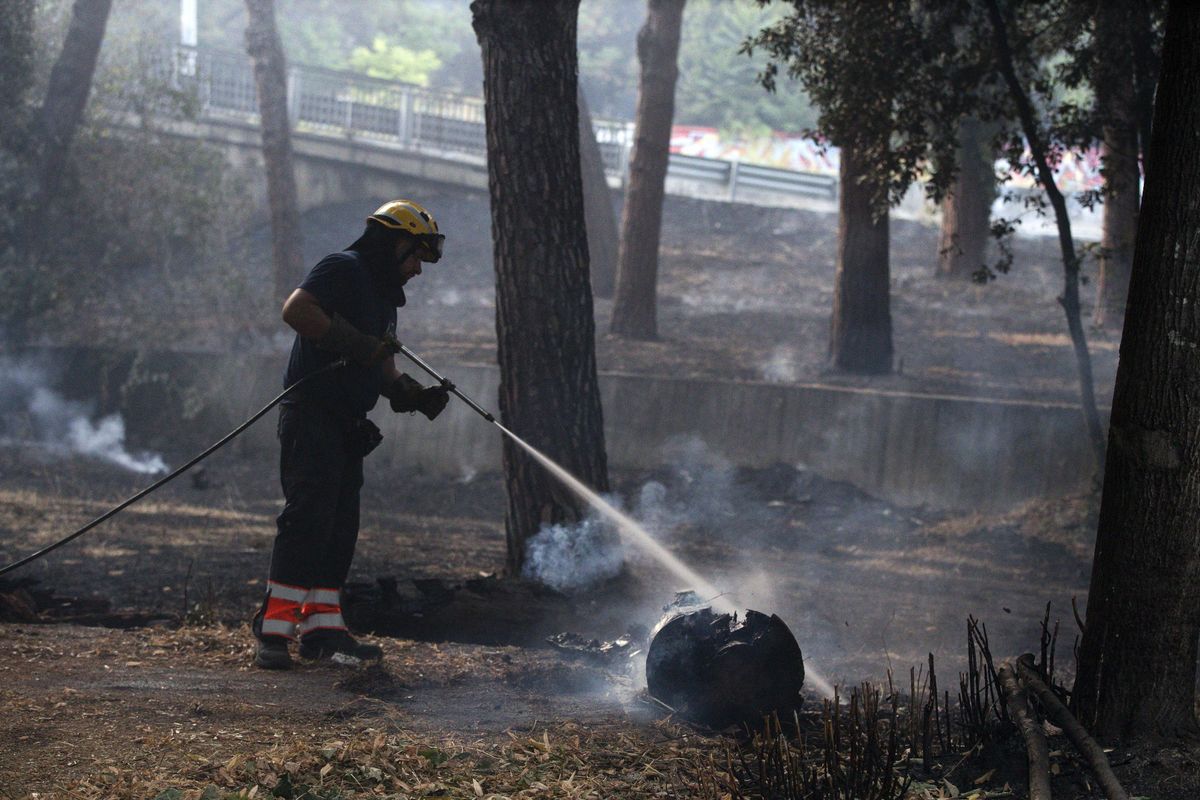 Brucia la baraccopoli di Monte Mario. Roma piomba nel caos