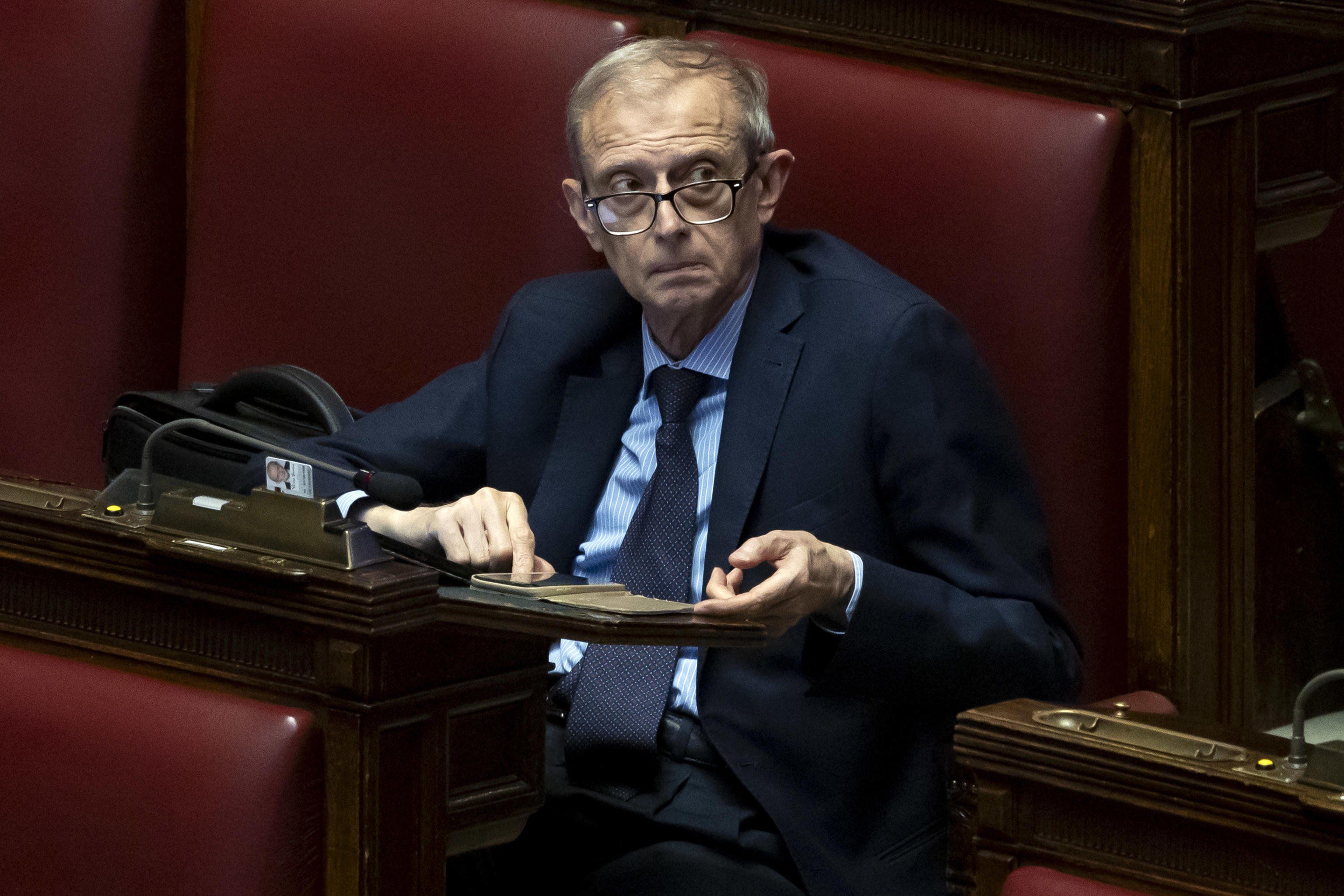 Fassino offre 500 euro per il profumo-gate