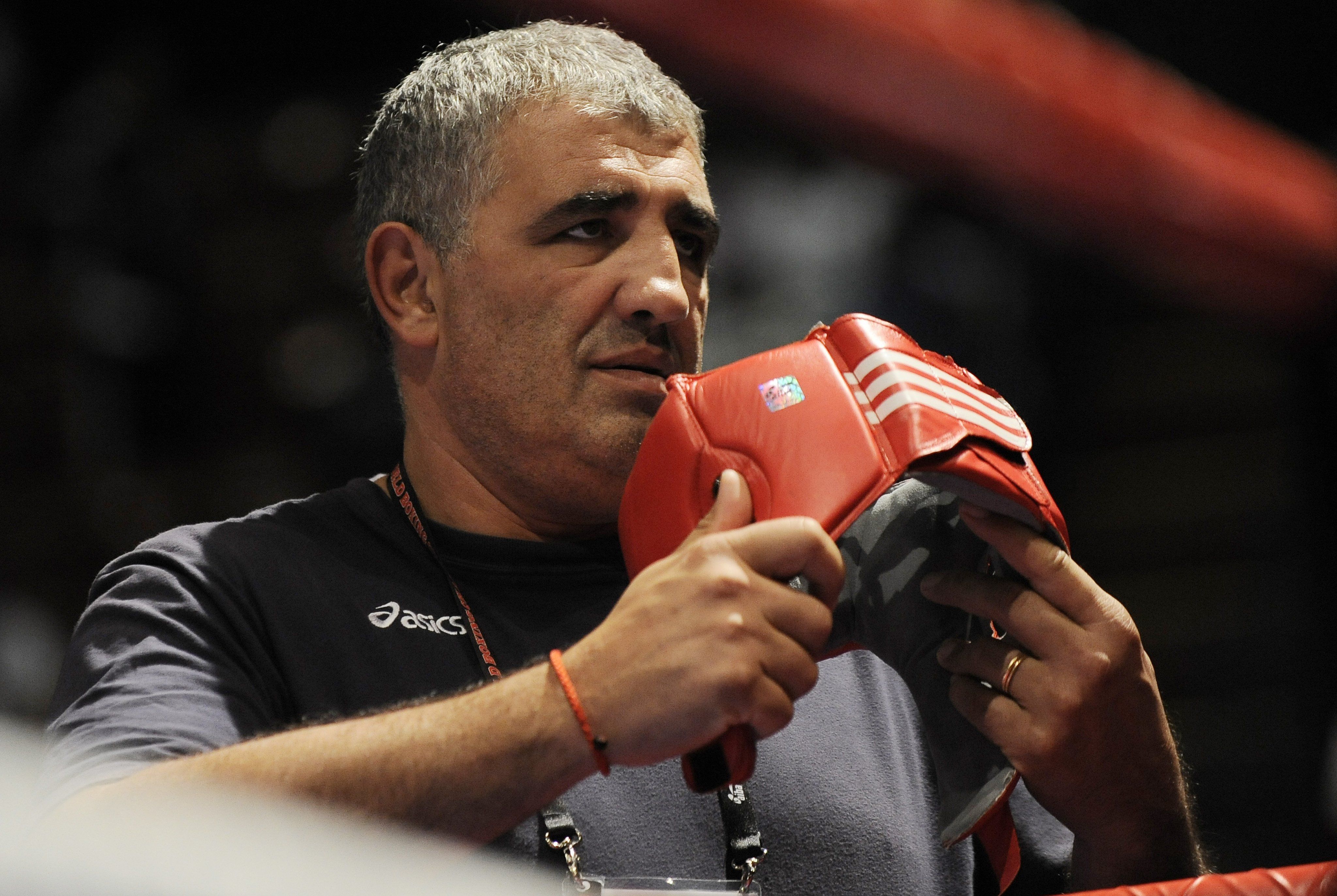 Anche i cronisti Rai rifilano sberle all’italiana