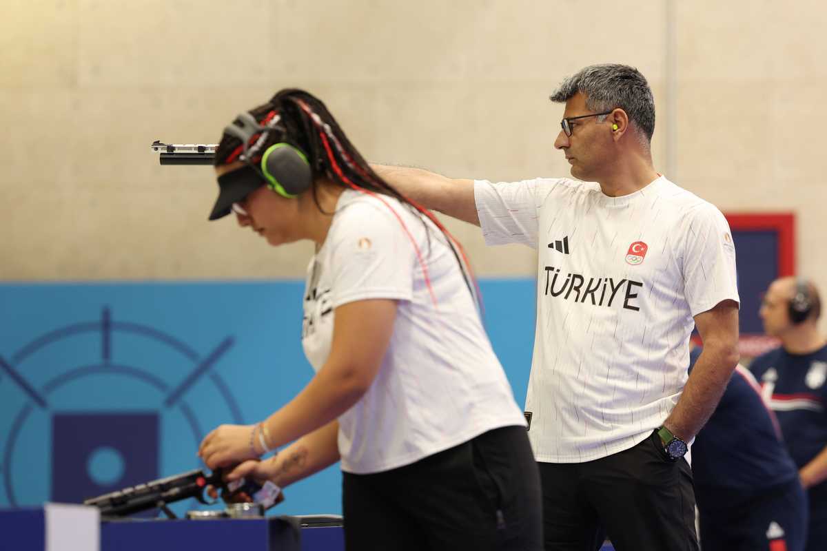 L’idolo della folla è il tiratore turco che fa centro con una mano in tasca