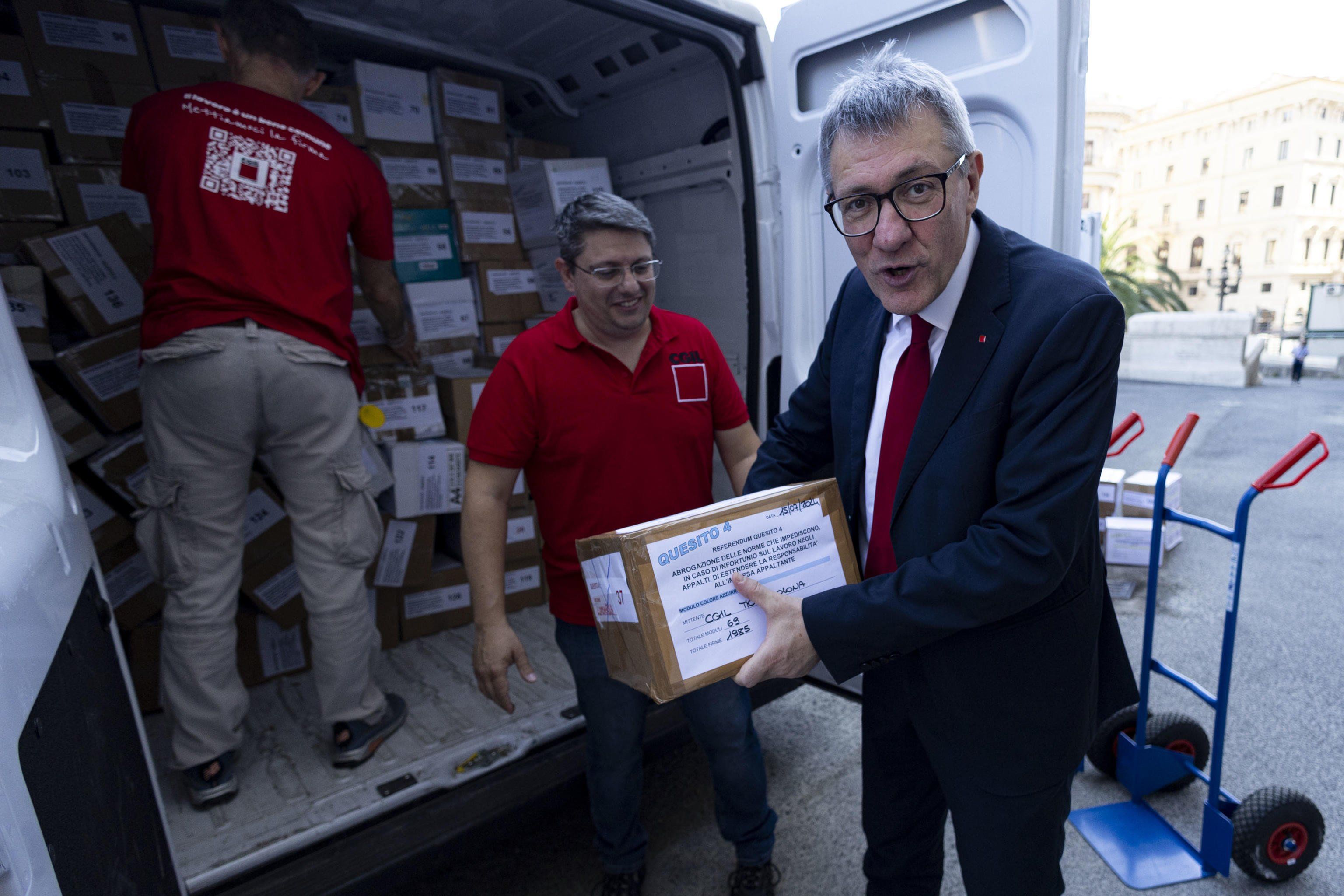 Gli Agnelli vendono i robot, saltano posti: ma  Landini parla di Calderoli