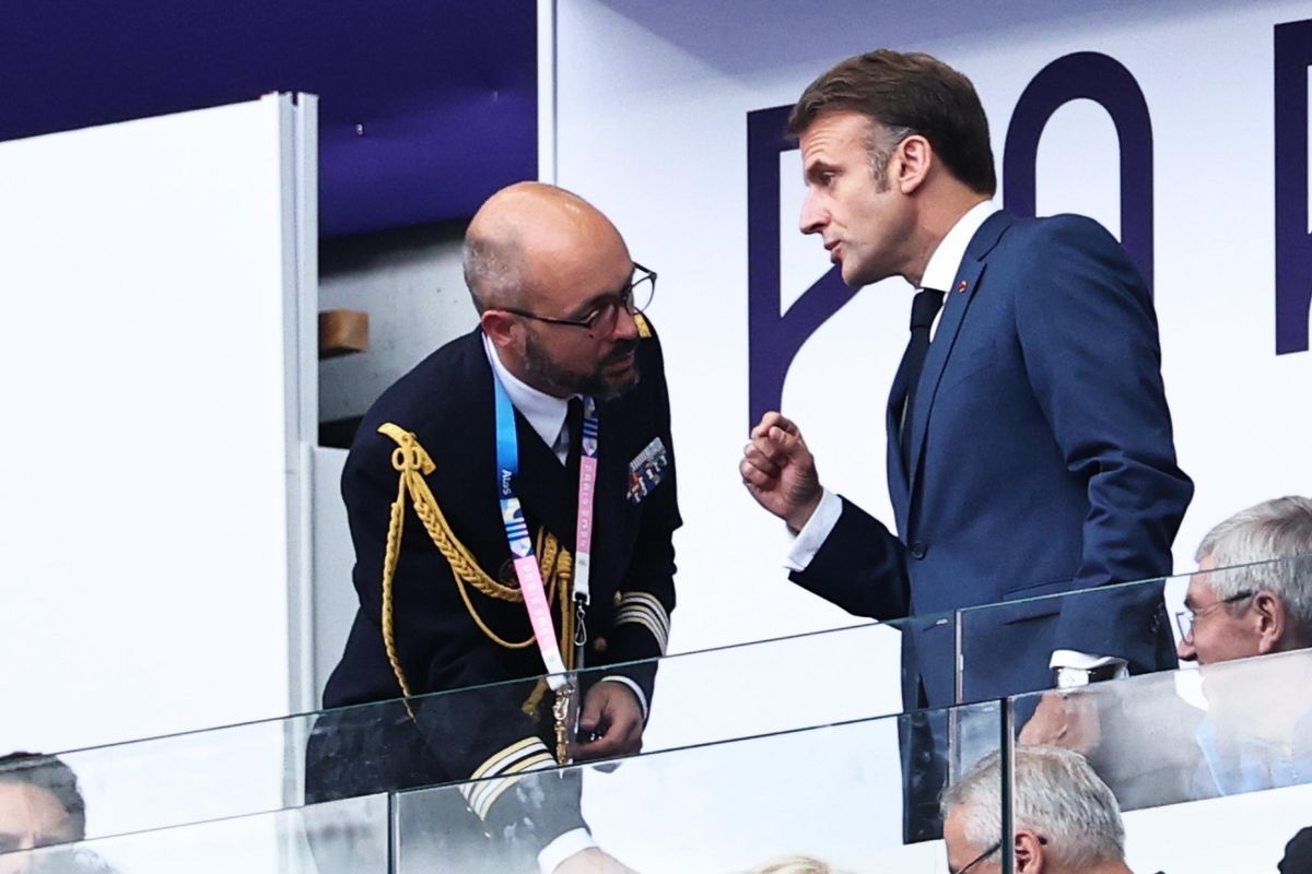 Macron fa il bullo per governare, mette un fedelissimo alla Commissione Ue