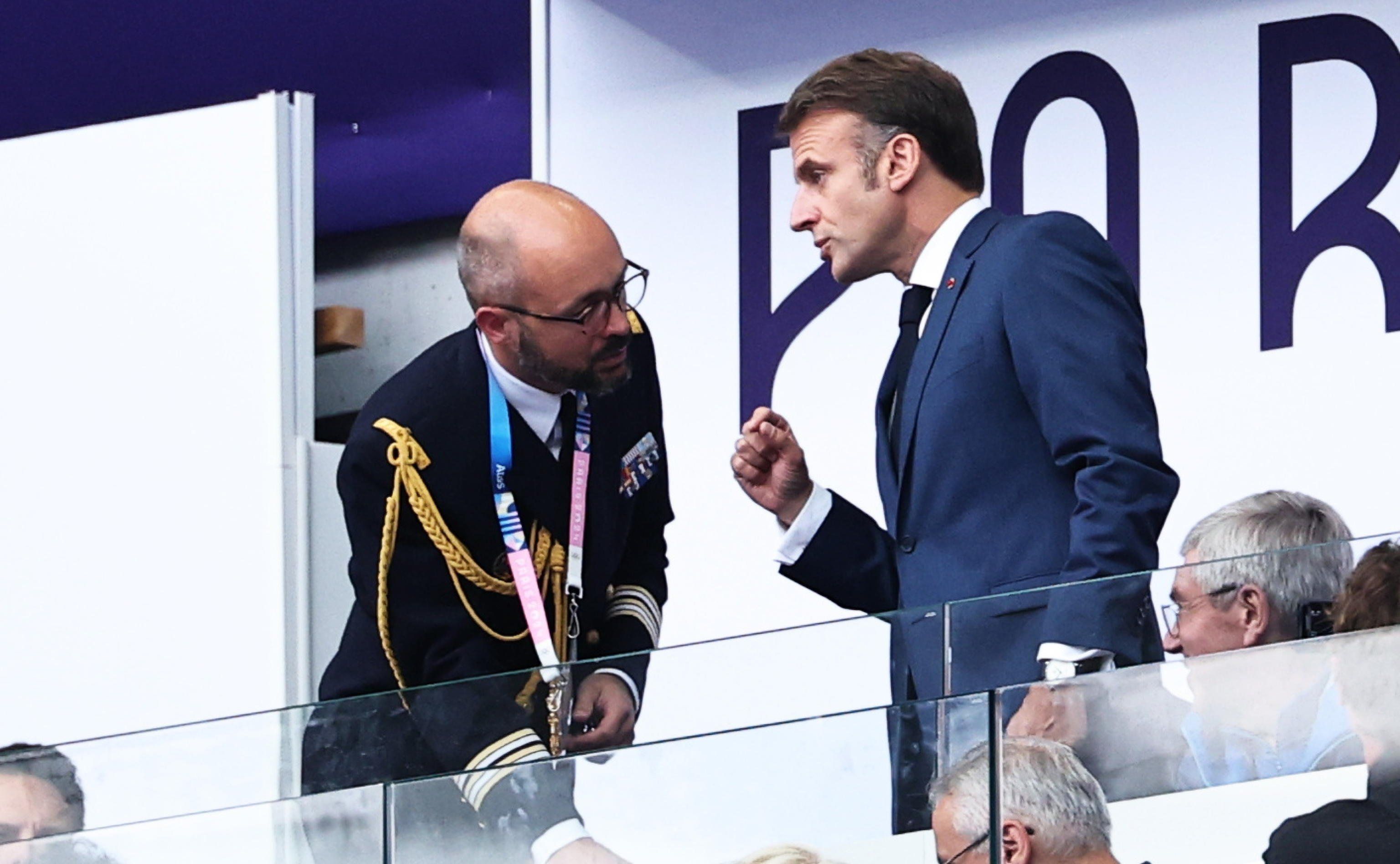 Macron fa il bullo per governare, mette un fedelissimo alla Commissione Ue