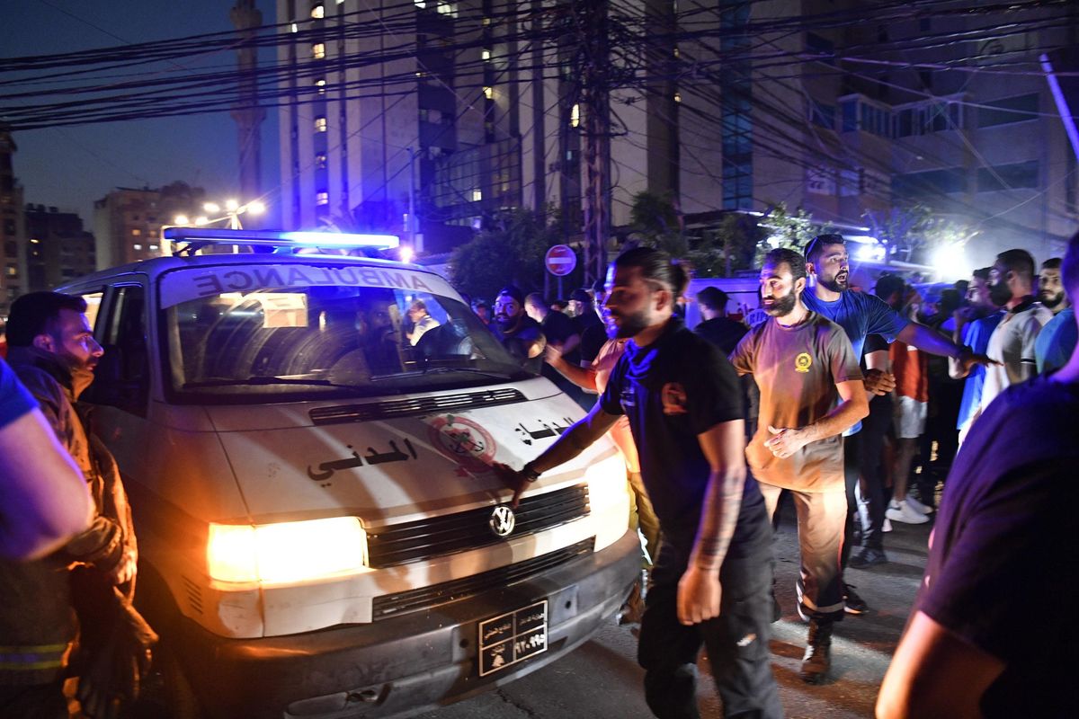 Israele reagisce: bombe su Beirut. Nel mirino un leader di Hezbollah