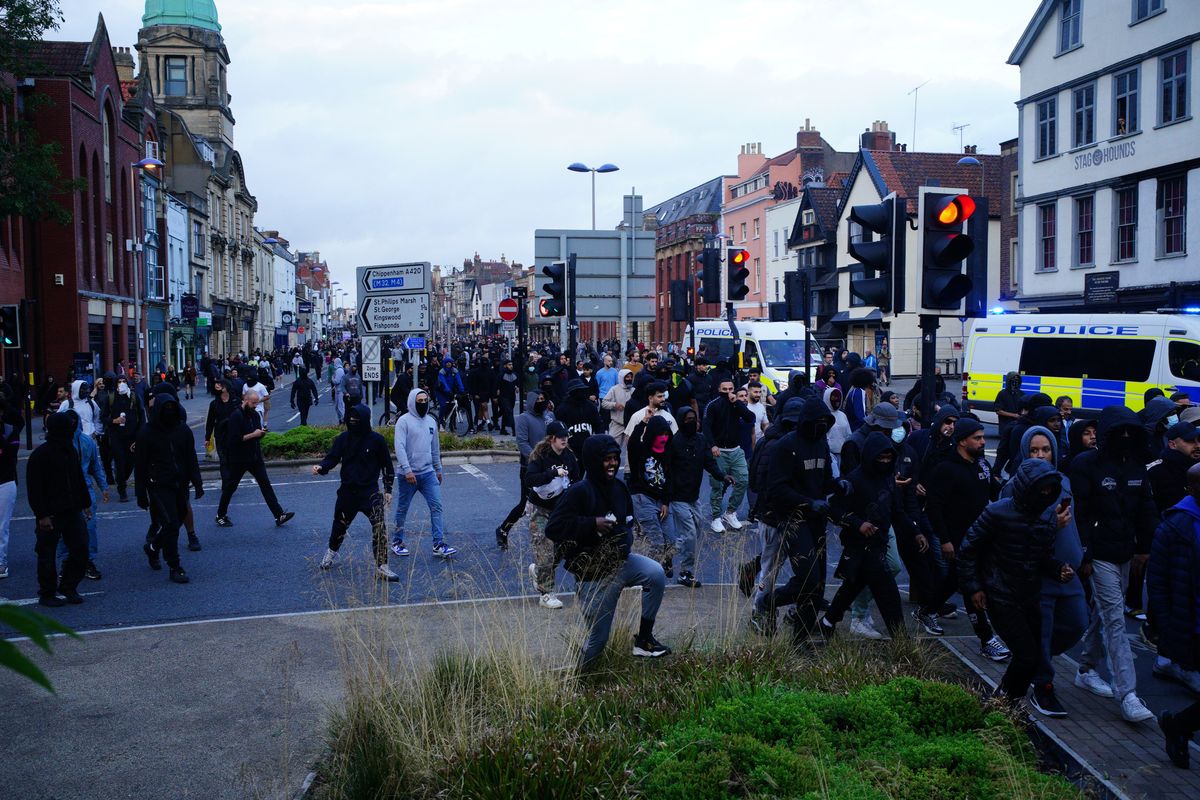 A Bristol rinchiusi con il coprifuoco mentre fuori le bande si scontrano
