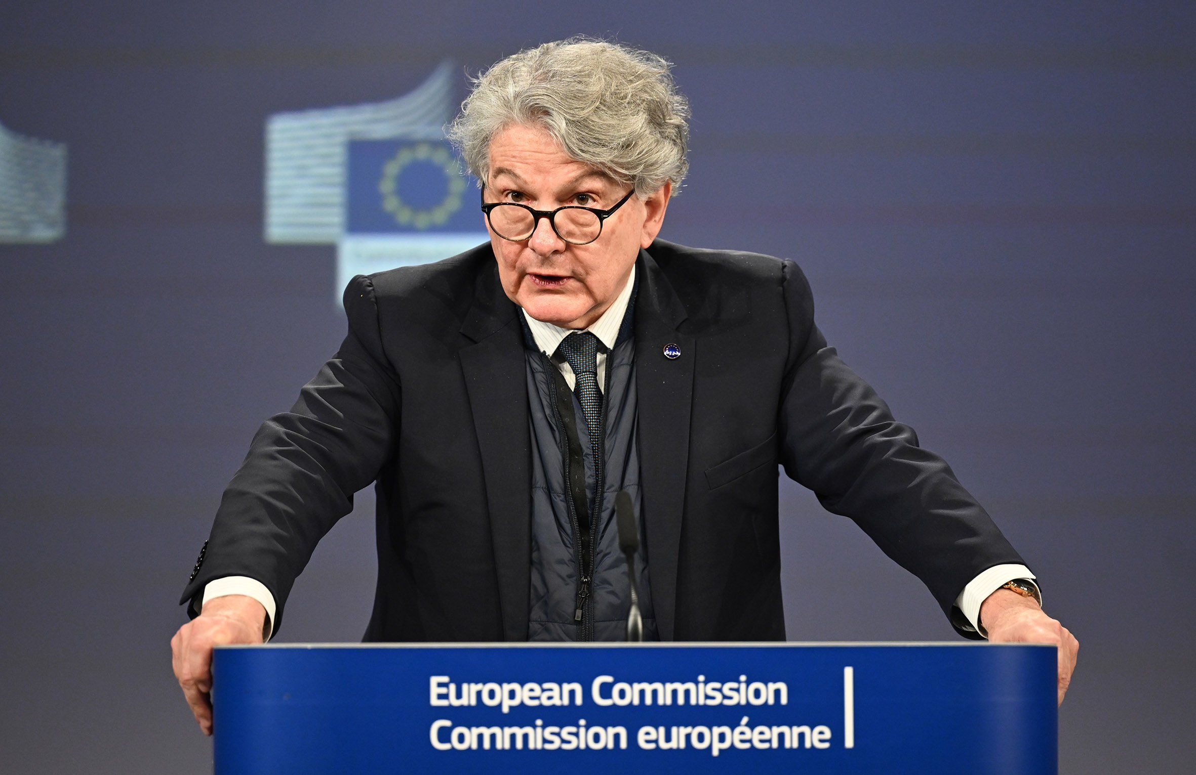 L’Ue dichiara guerra ai due tycoon e piglia subito sberle: «Si faccia i fatti suoi»