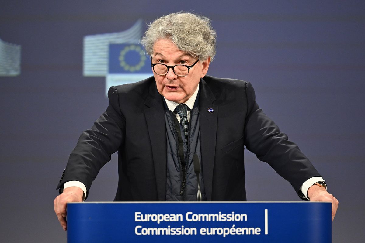 L’Ue dichiara guerra ai due tycoon e piglia subito sberle: «Si faccia i fatti suoi»