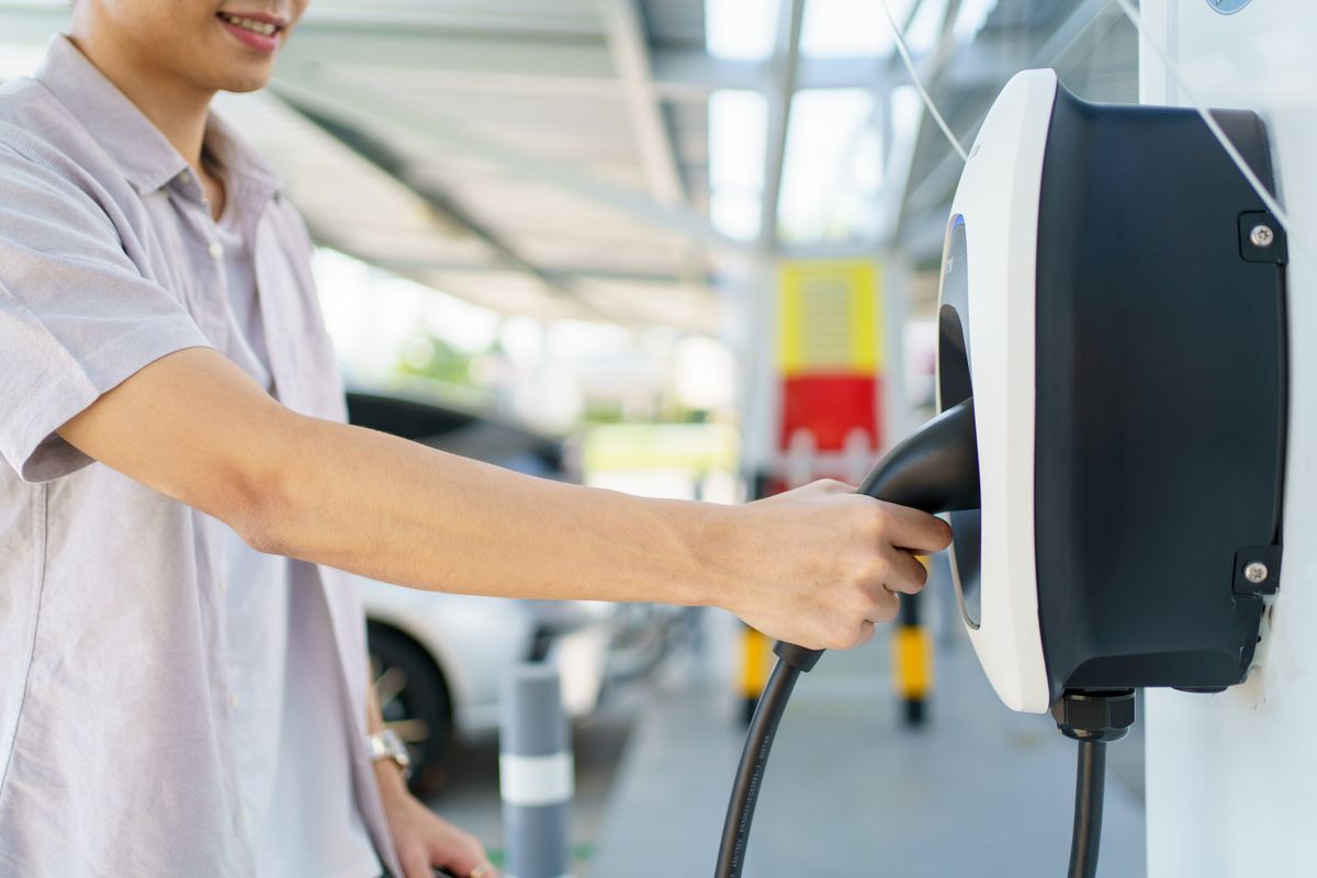 Auto ibride plug-in: nessuno le vuole, riescono a inquinare più delle termiche