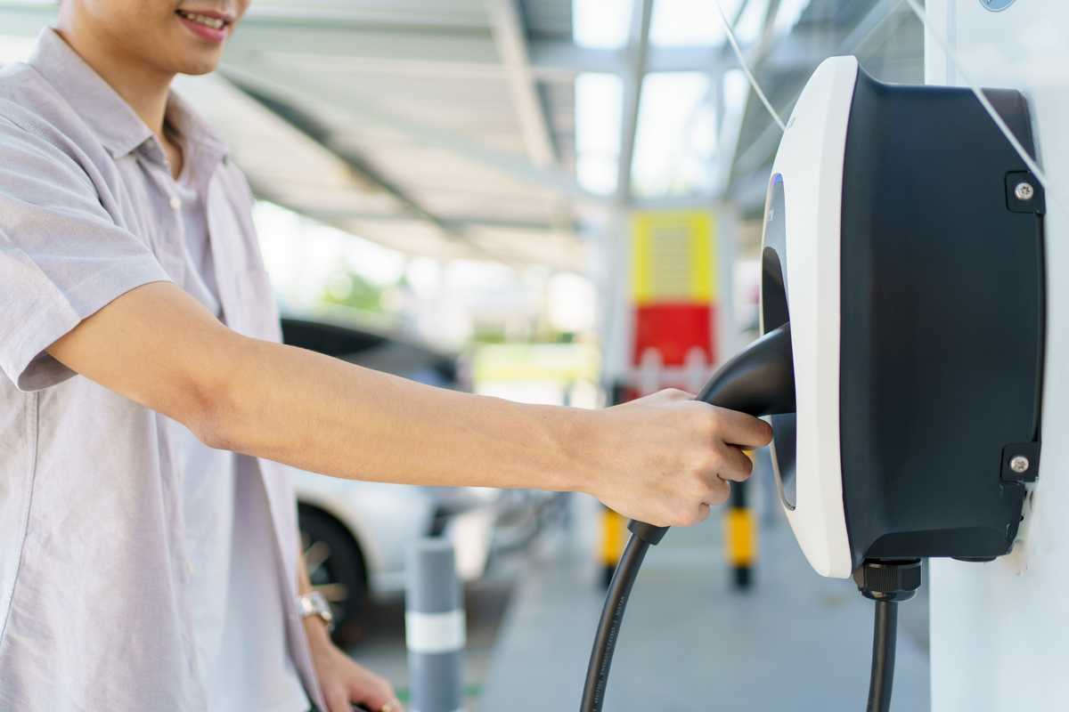 Auto ibride plug-in: nessuno le vuole, riescono a inquinare più delle termiche