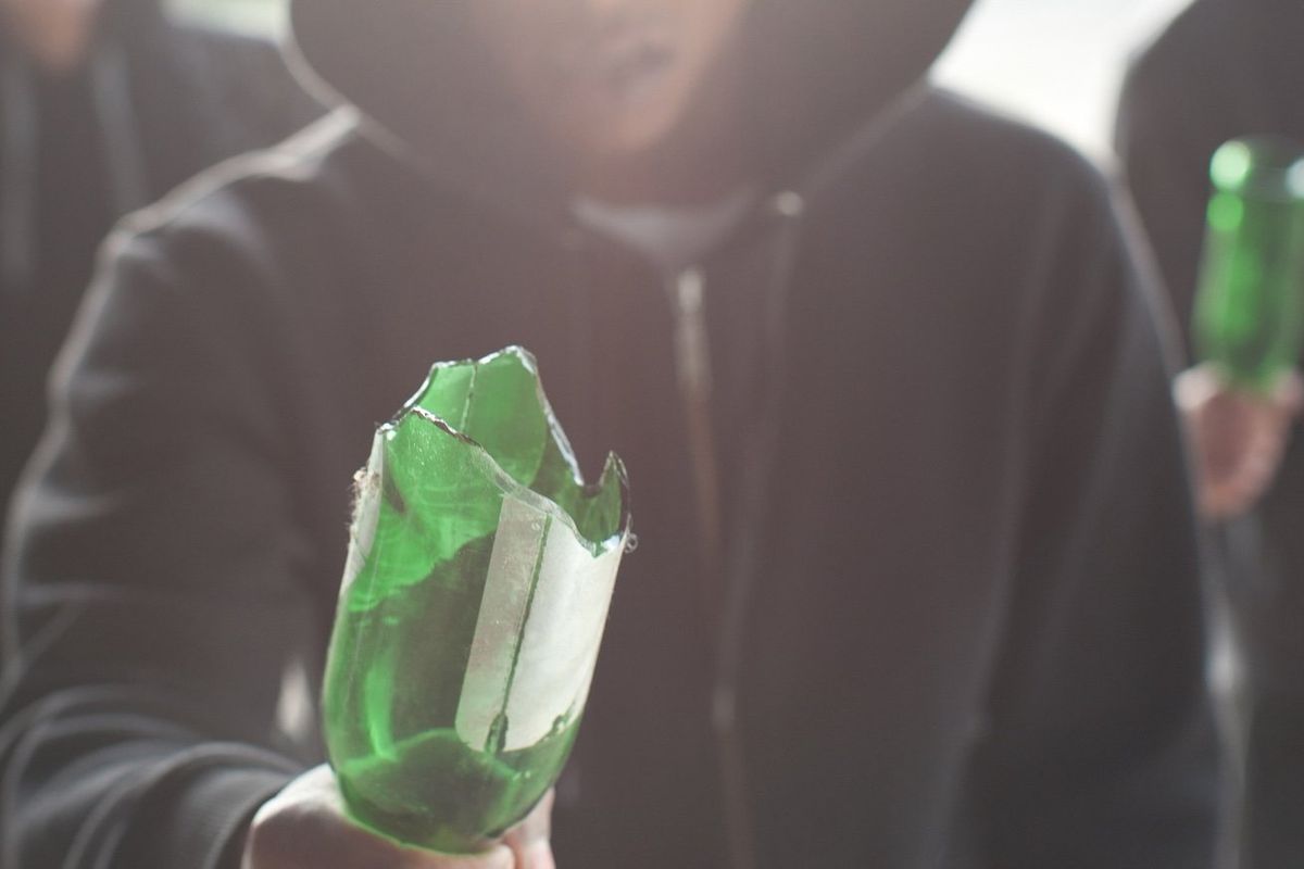 «Qui non si entra». E l’orda di africani prende a sassate la discoteca a Roma