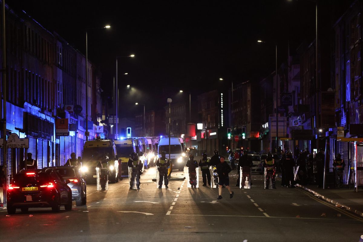 La protesta inglese anti immigrati sdegna chi tifava per i neri in rivolta