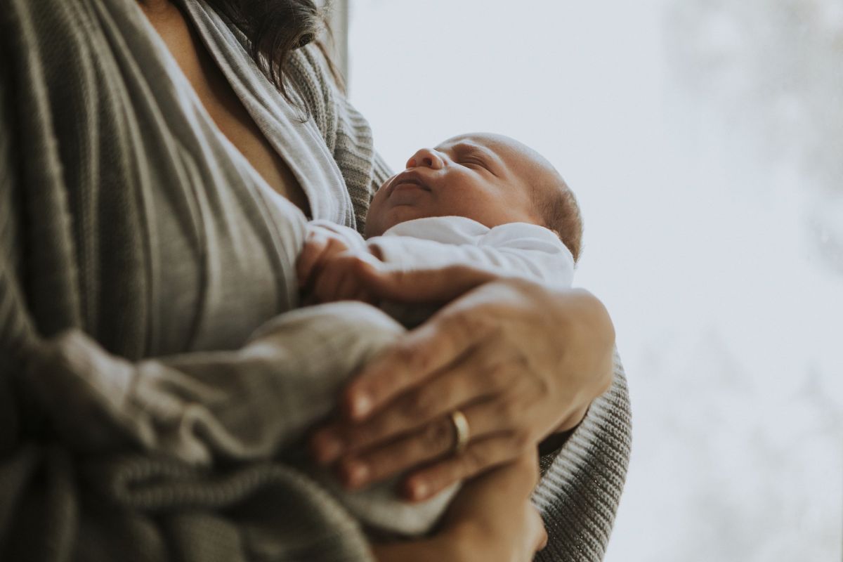 Paga una mamma surrogata in Georgia e ritorna col bimbo. Tutto ok per i giudici