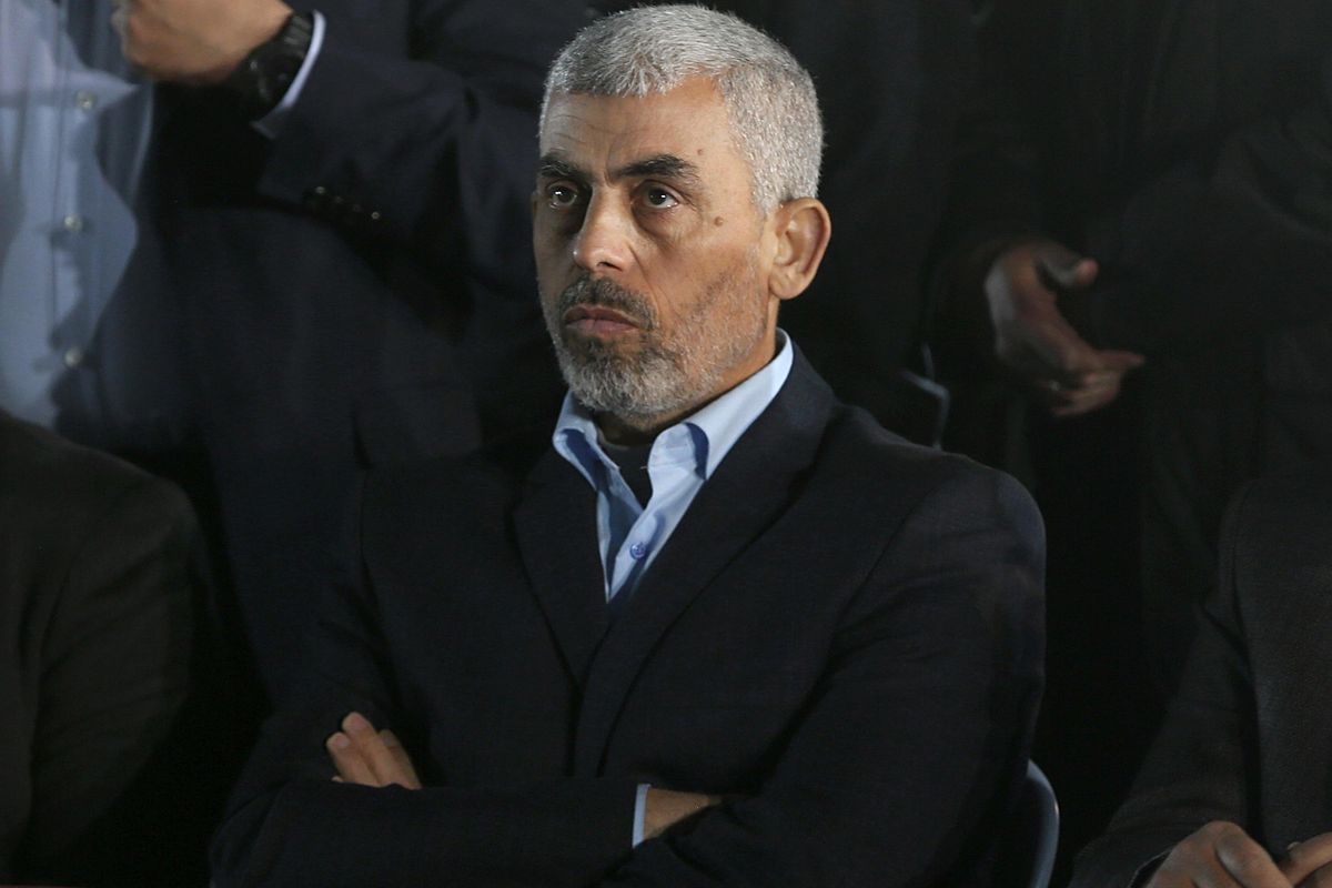 «Il boss di Hamas nascosto e travestito da donna. Intorno 22 scudi umani»