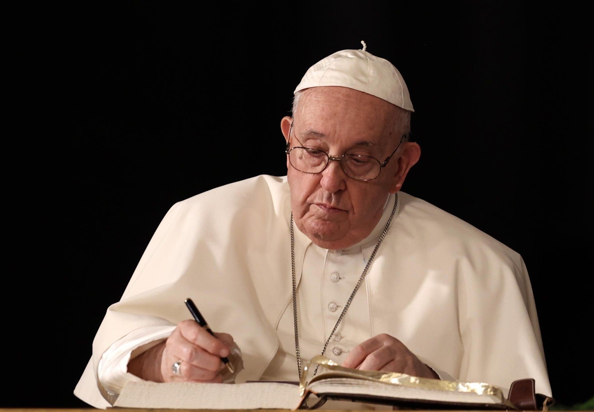 Dai testi di Bergoglio sparisce Gesù. Ma intanto lui firma libri con Damilano