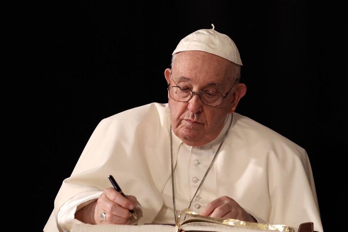 Dai testi di Bergoglio sparisce Gesù. Ma intanto lui firma libri con Damilano