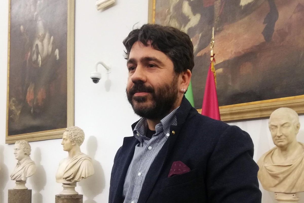 «Bacio consensuale». Ecco cosa non torna