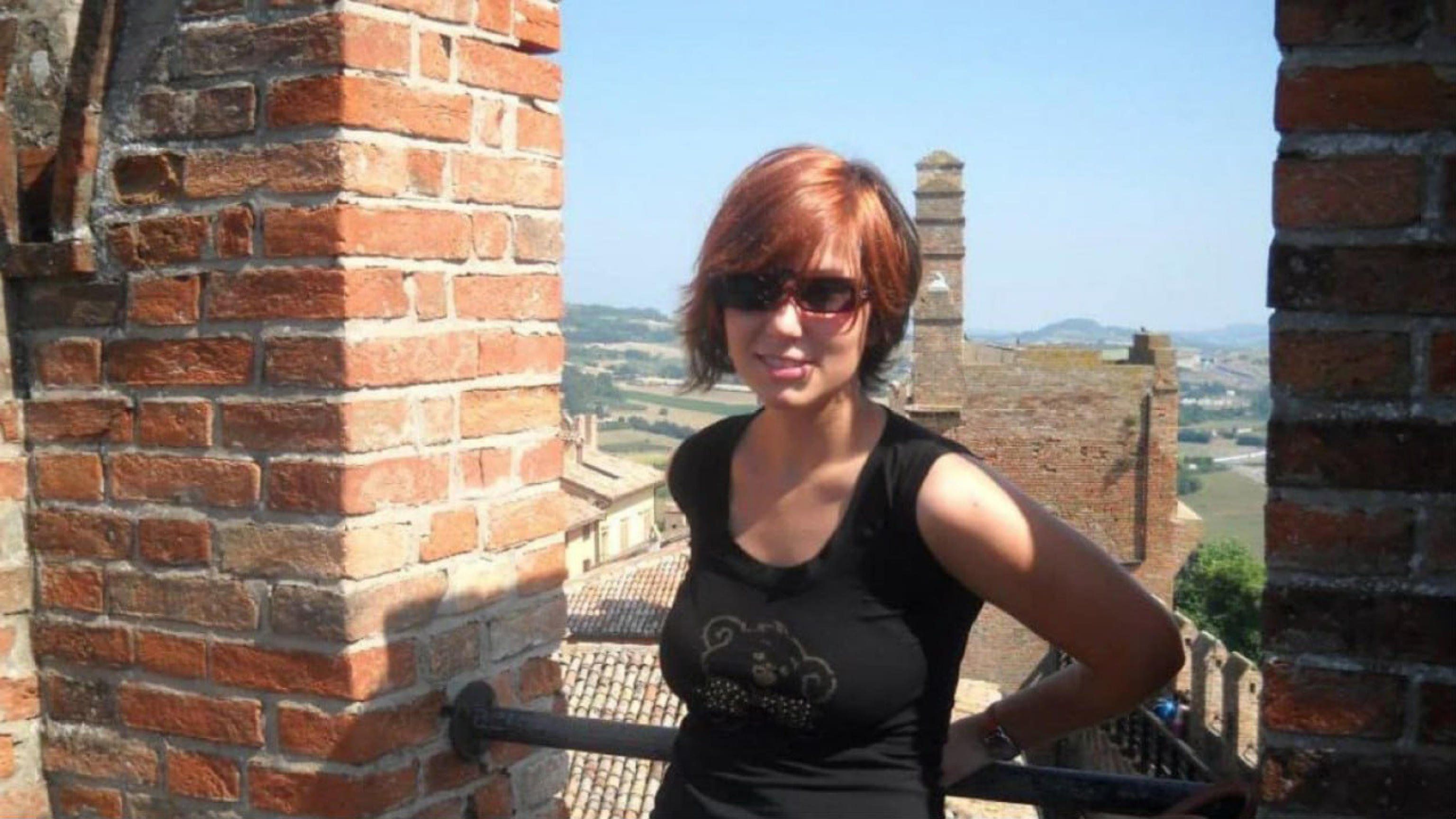 Il killer di Sharon aveva con sé 4 coltelli. Lei colpita a caso, in 2 salvi per miracolo