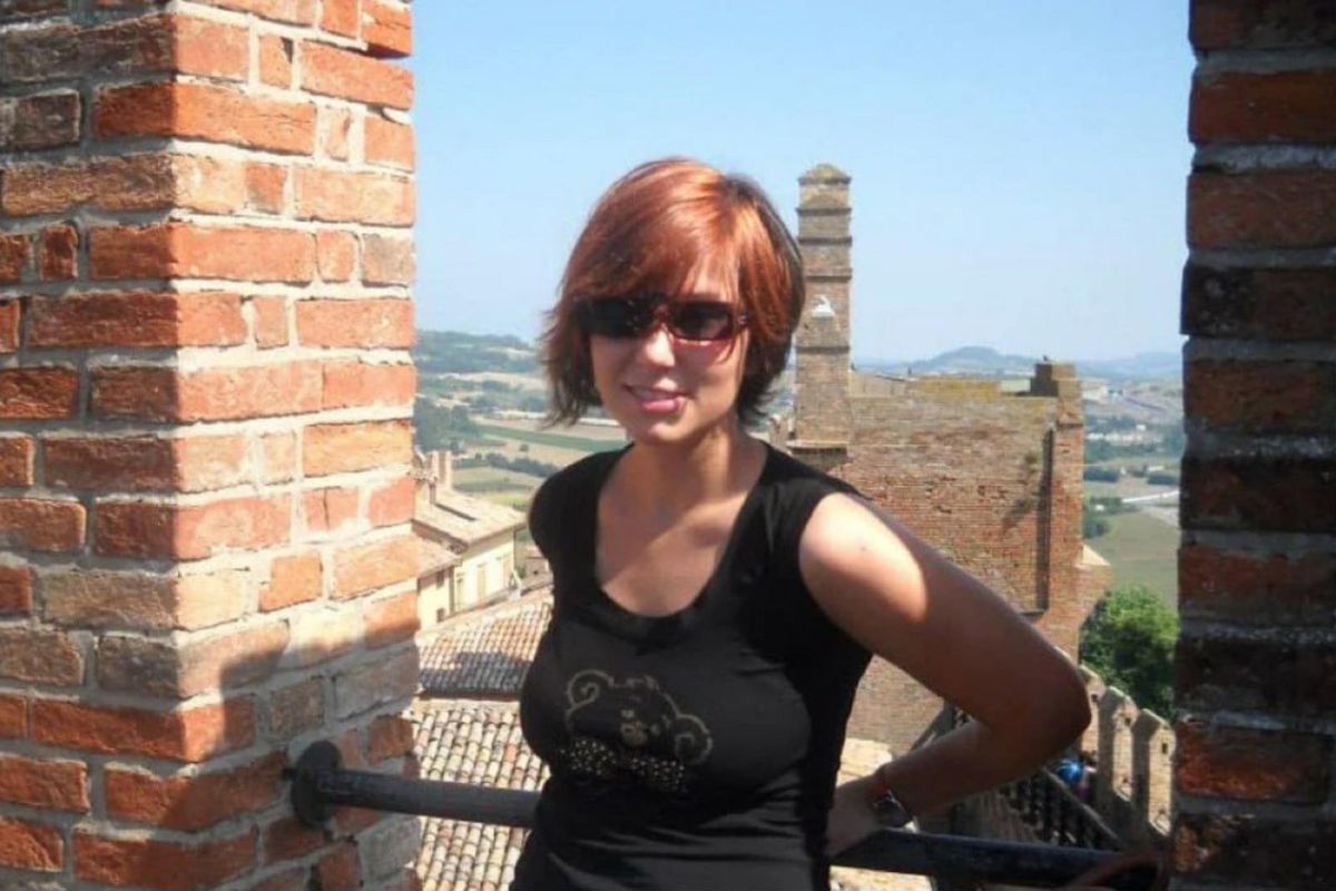 Il killer di Sharon aveva con sé 4 coltelli. Lei colpita a caso, in 2 salvi per miracolo