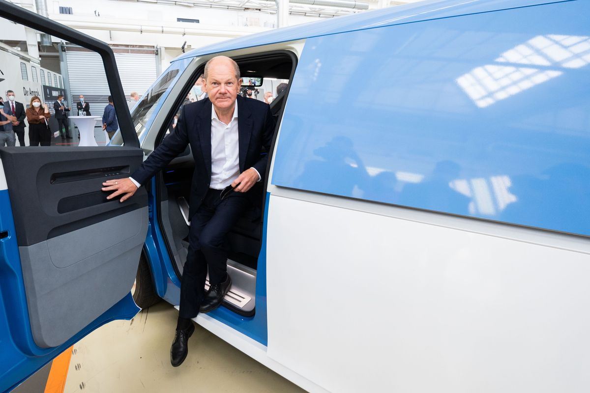 L’auto sprofonda: mito tedesco al tramonto