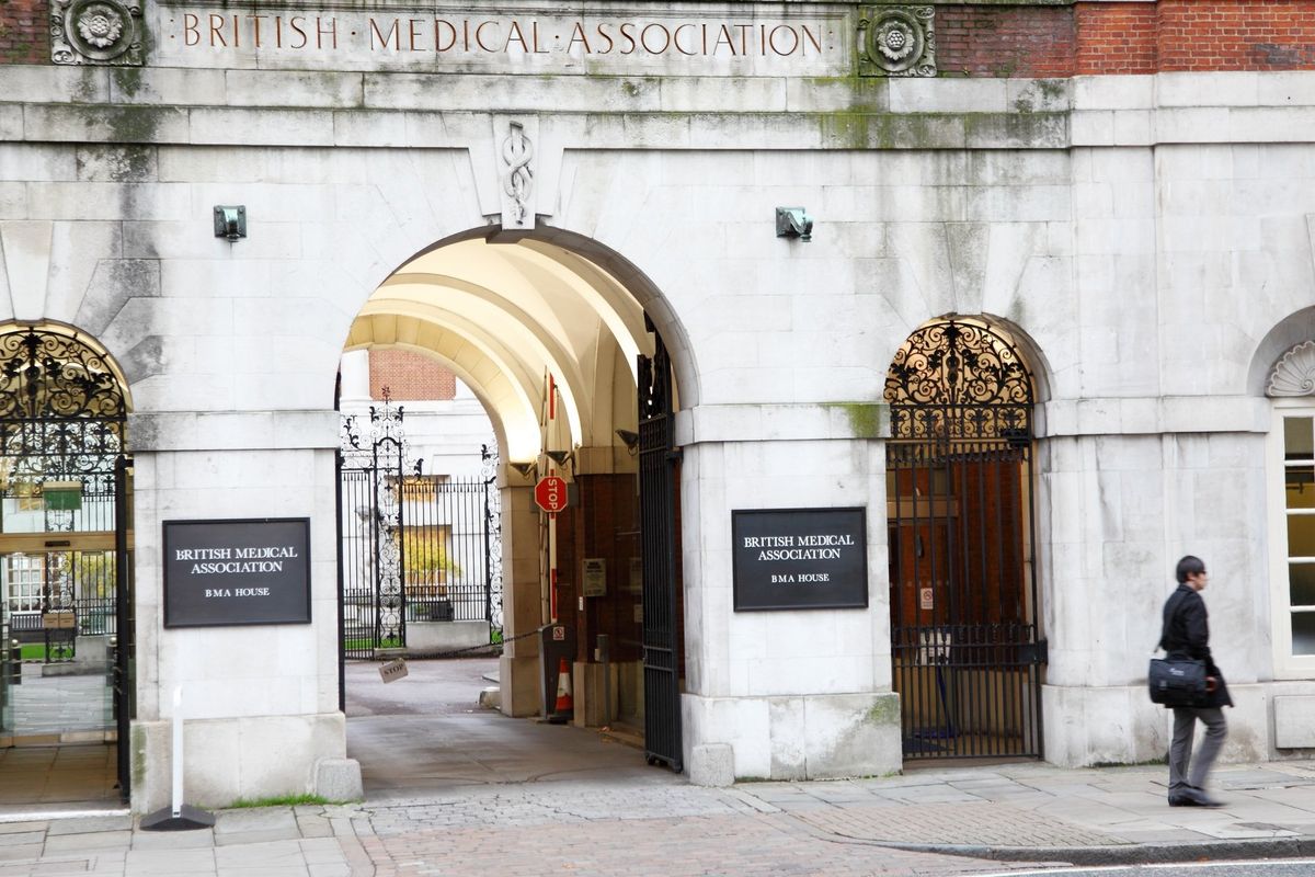 Baby trans, faida nel sindacato dei medici Uk