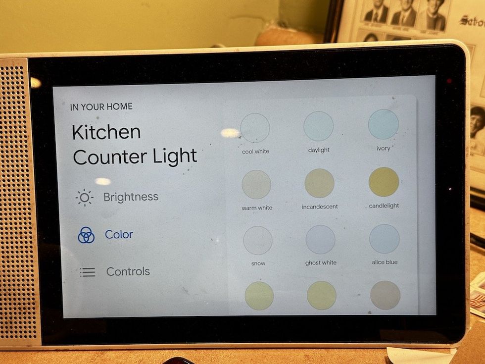 a photo of a Lenovo Smart Display with Google Assistant showing the controls for Cync reveal HD+ Smart Undercabinet Bar