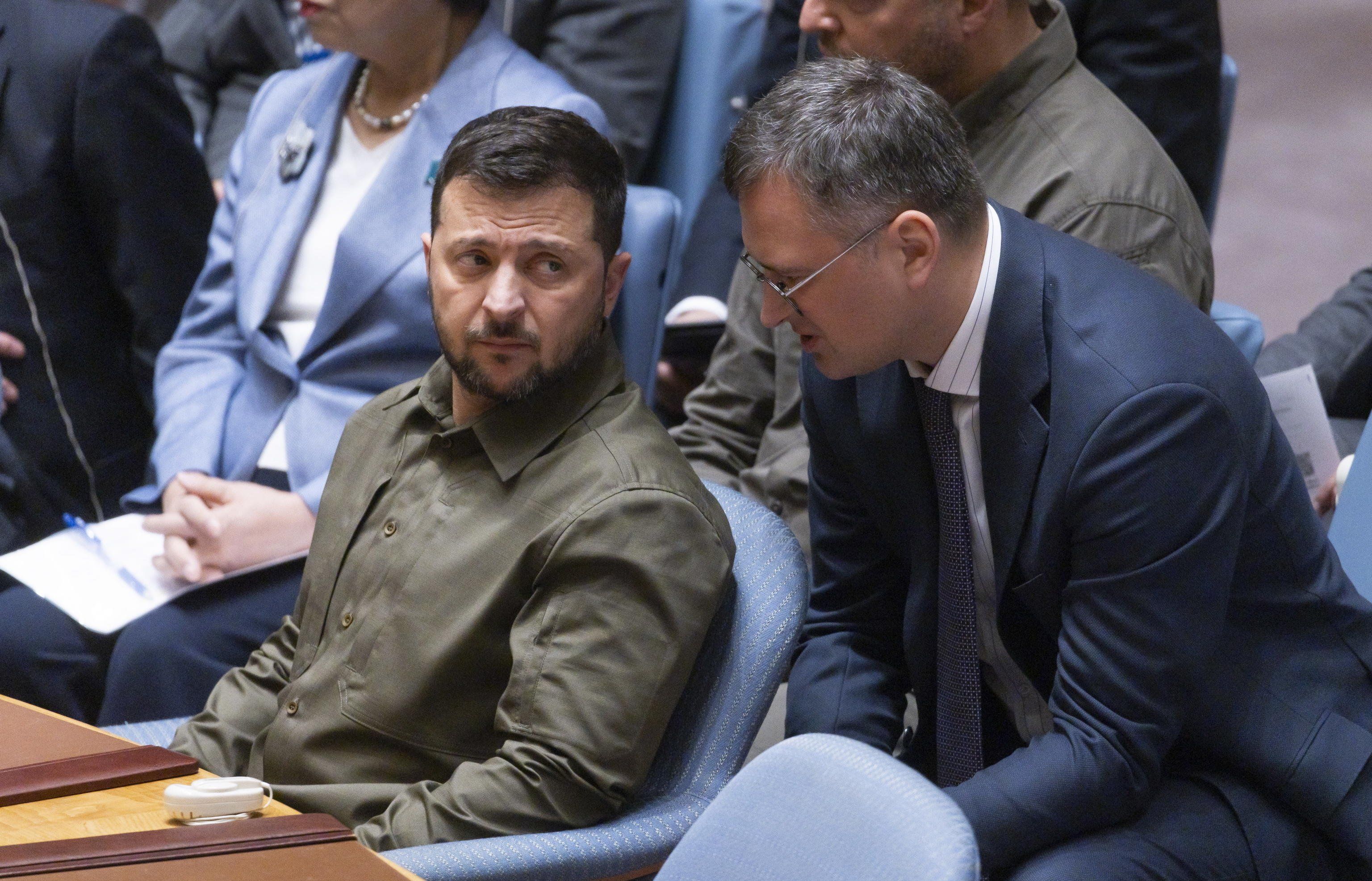 Via Kuleba, ora Zelensky è solo al comando