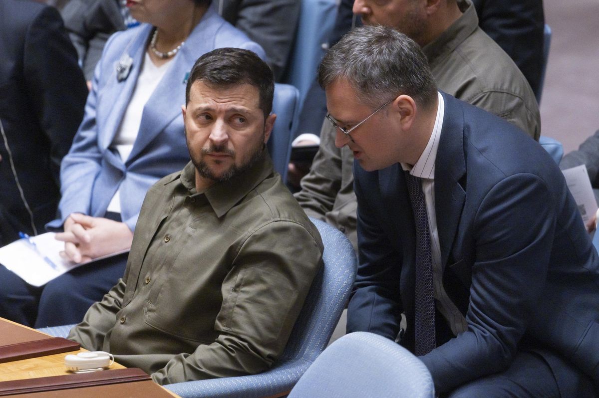 Via Kuleba, ora Zelensky è solo al comando