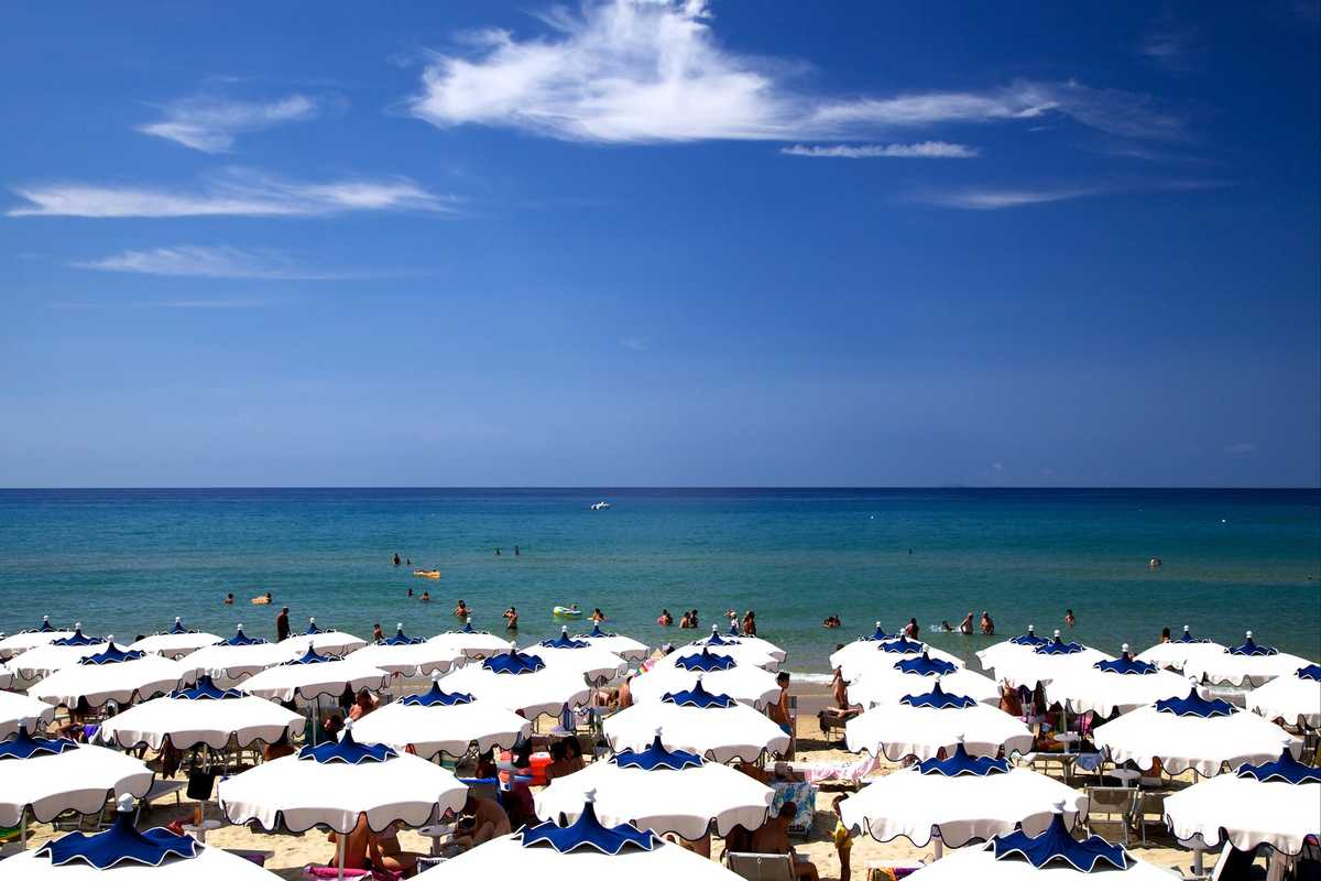 Il governo segue l’Ue: rimborsi e proroghe contentini ai balneari