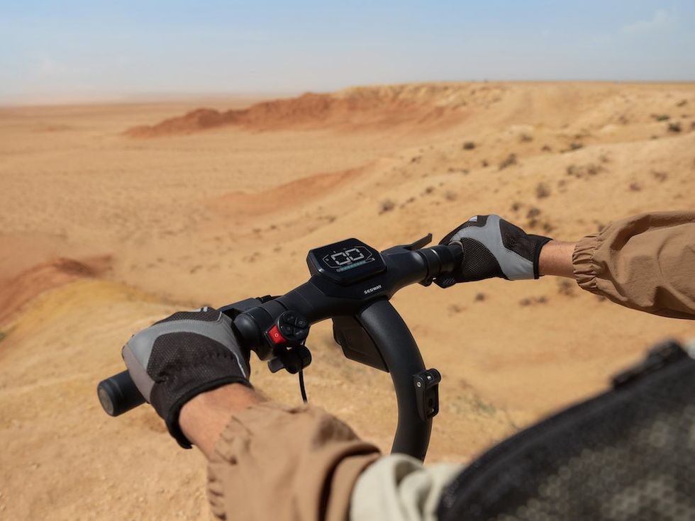 photo of the controls on the handlebars of Segway ZT3 Pro All-Terrain eKickScooter