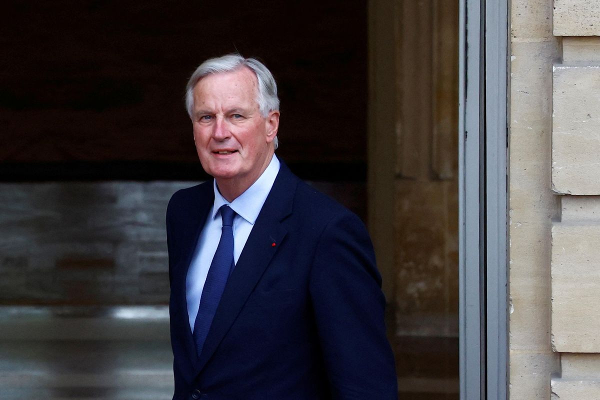 Macron si affida a Mr. Brexit per uscire dall’impasse. E la sinistra si imbestialisce
