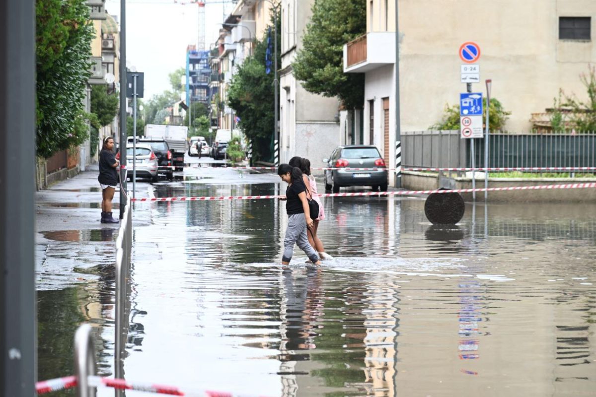 Nubifragio a Milano, il Seveso esonda e paralizza la città. Frane in Val Susa