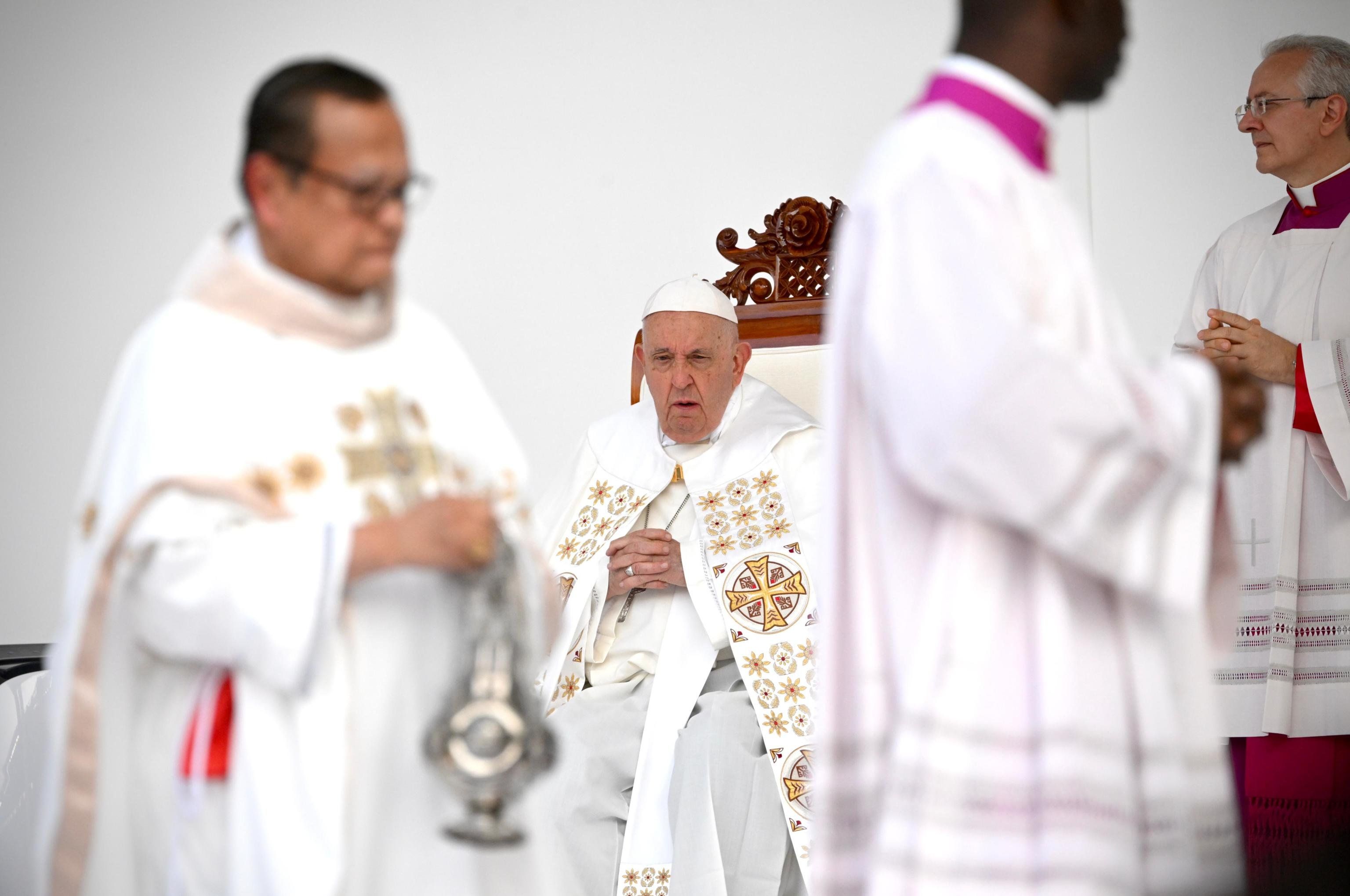 Il Papa in Indonesia pensa al clima e tace sulla libertà di culto negata