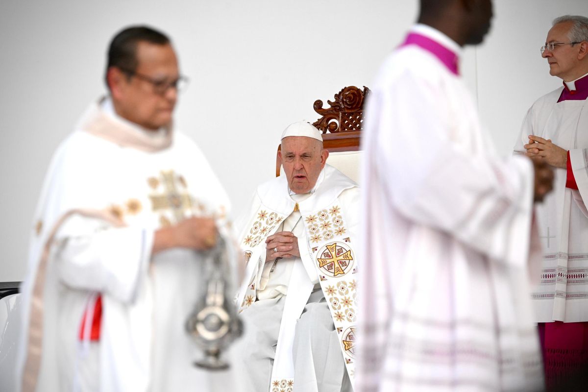 Il Papa in Indonesia pensa al clima e tace sulla libertà di culto negata